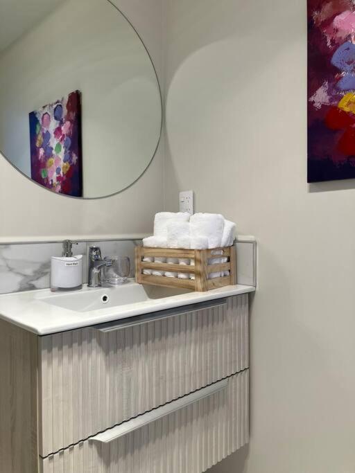 כרייסטצ'רץ' 2-Bedroom Ensuite, Close To City, Comfortable, Accessible With Own Parking מראה חיצוני תמונה