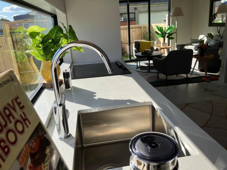 כרייסטצ'רץ' 2-Bedroom Ensuite, Close To City, Comfortable, Accessible With Own Parking מראה חיצוני תמונה